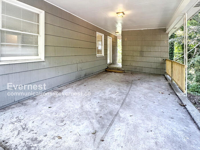 Building Photo - 2616 Wood Dr NE