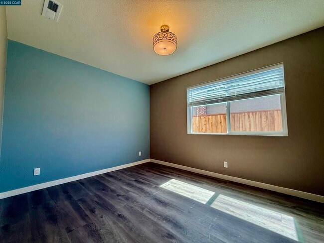 Building Photo - 148 Lancaster Way