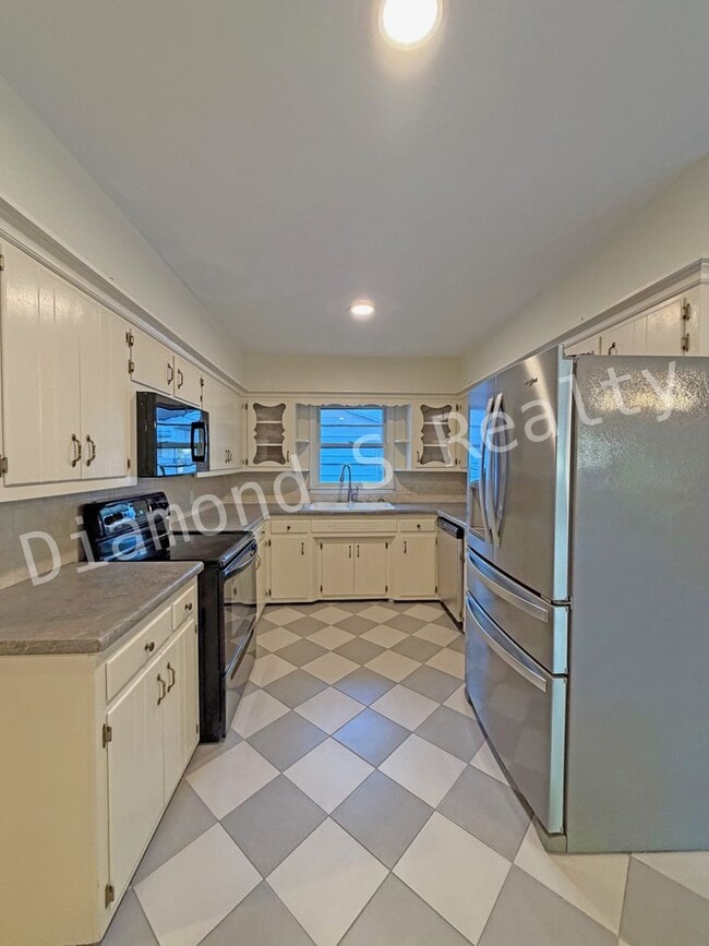 Building Photo - Southeast Springfield 3 Bedroom Home Avail...