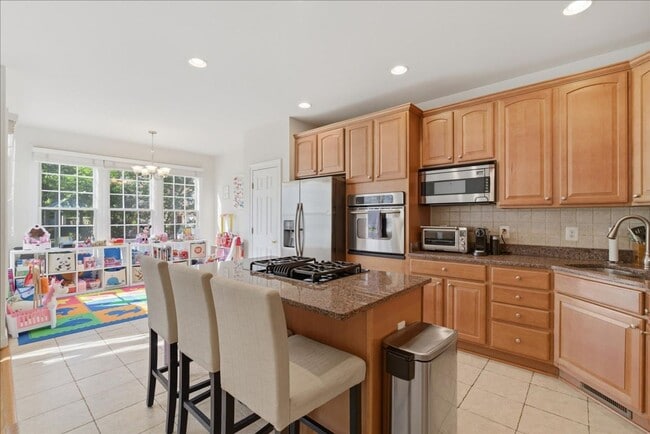Building Photo - Welcome to this beautifully maintained 4-bedroom, 3.5-bath townhome in the heart of Lorton
