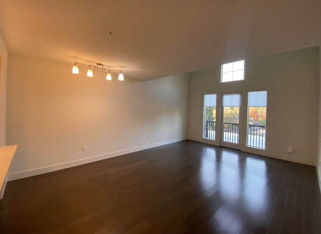 Building Photo - Gorgeous Top Floor Condo Located in Downto...