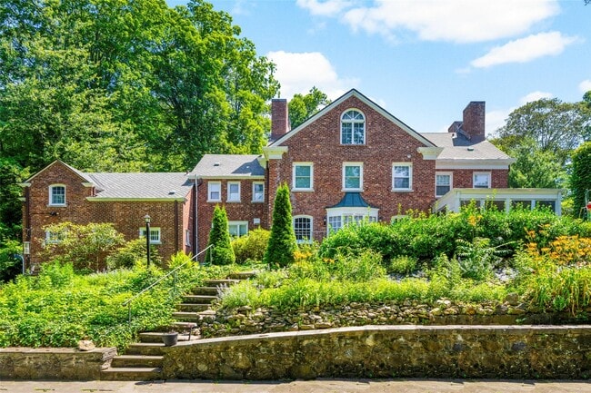 Building Photo - 400 Beechmont Dr