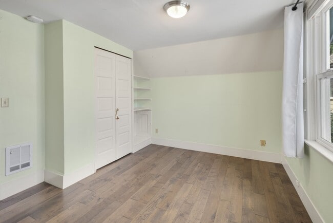 Building Photo - Charming 1906 Craftsman in Fremont — 3 Beds, Walk to Shops & Parks