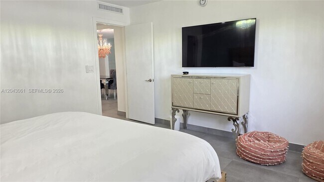 Building Photo - 4001 S Ocean Dr