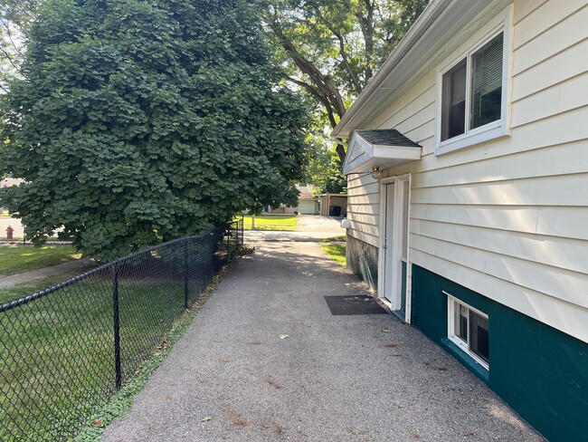 Building Photo - 606 Spartan Ave