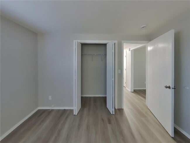 Building Photo - 1056 S Shore Dr