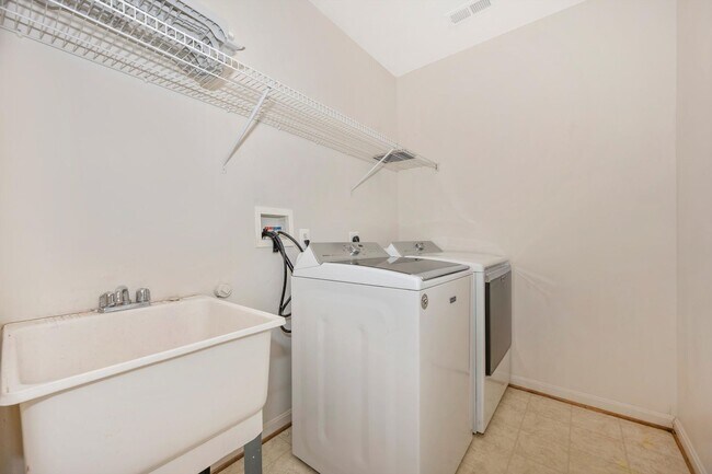 Building Photo - *Open House* 6/20 12-1 PM *