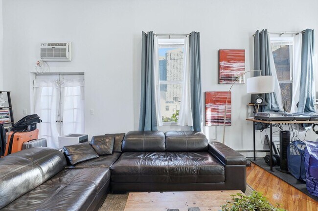 Building Photo - 174 Grand St