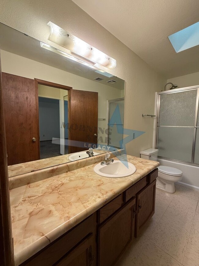 Building Photo - 2 bed townhouse w/garage and enclosed yard!