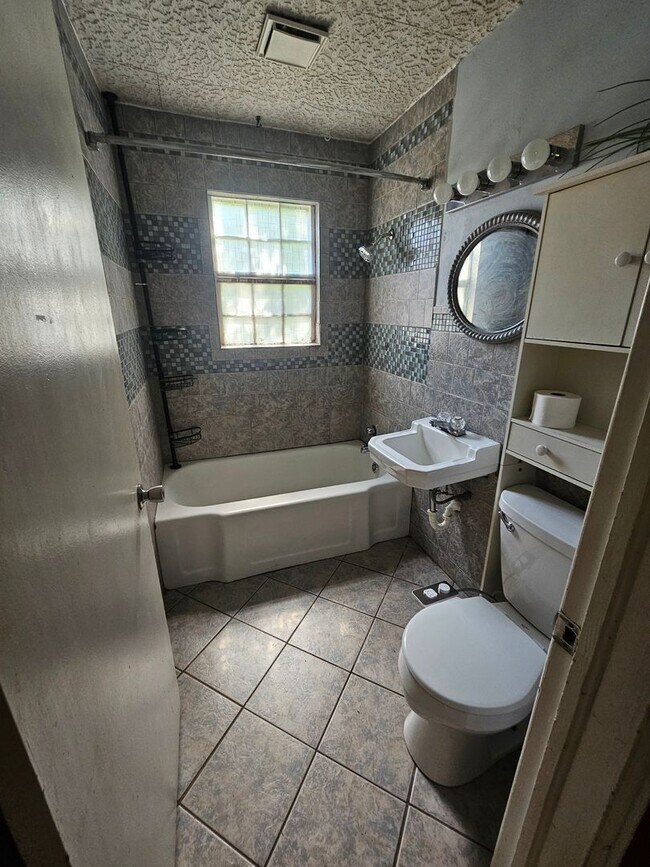 Building Photo - 3 bedroom | 1 bathroom | 1 car garage | Close to campuses & Rountree | Pets welcome!