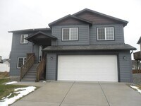 Building Photo - Newer Split Entry 4 Bedroom 3 Bath Home