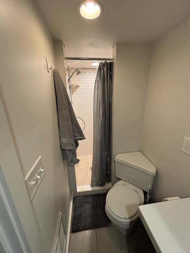 Building Photo - Spacious Ground Floor Unit