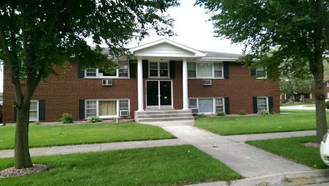 elegant facade - 2414 Douglas St