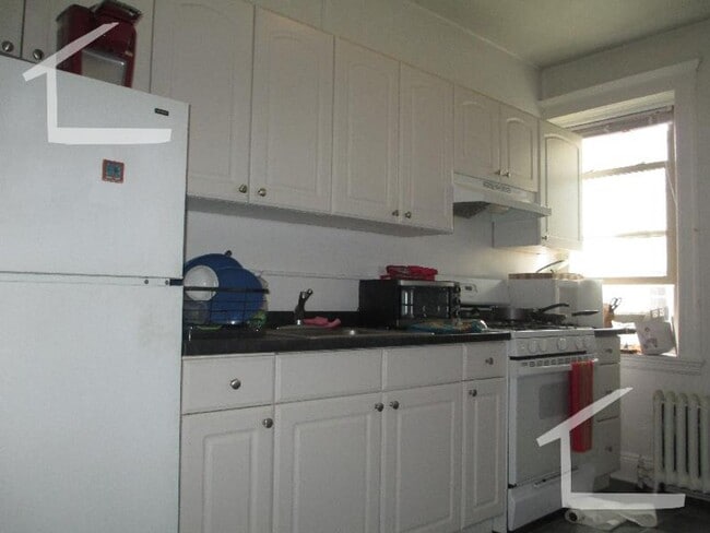 Building Photo - Amazing Allston two Bed Right on the Cusp of Brookline...