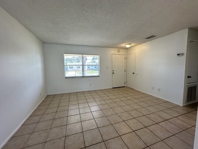 Building Photo - 3 bed, 2 bath pool home