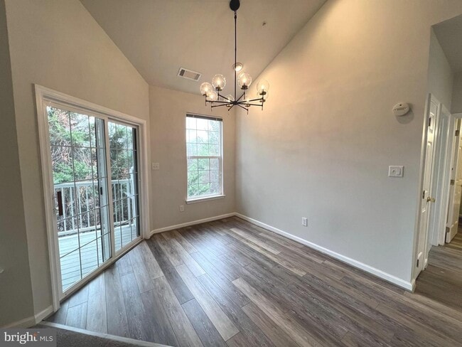 Building Photo - Gorgeous 2bd 2bth updated penthouse condo in sought after New Town community.