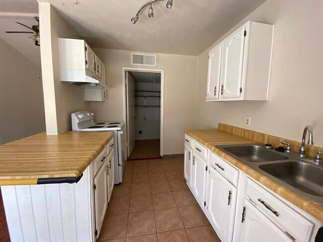 Building Photo - 615 Stonewall Dr