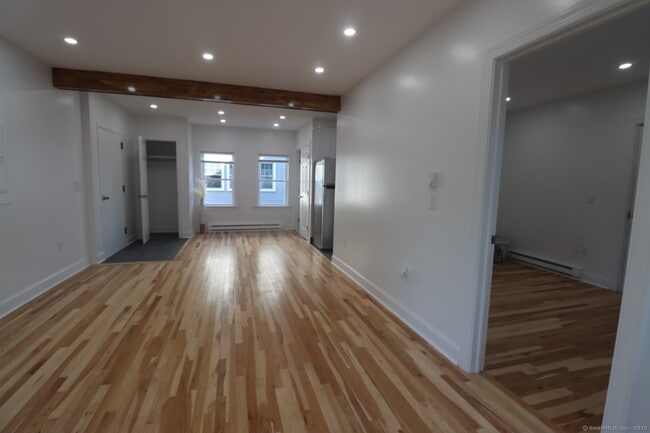 Building Photo - 198 Montauk Ave