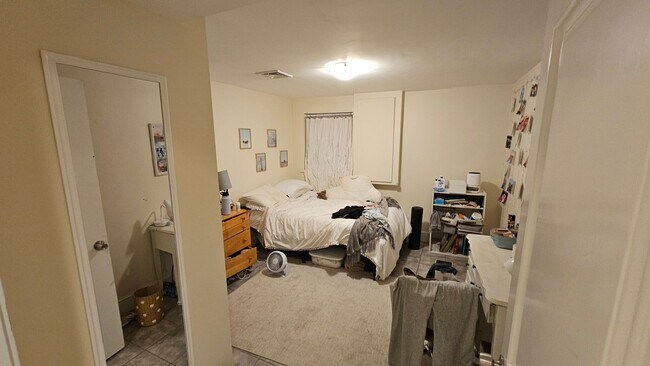 Building Photo - Prime BC Location, Recently Renovated, Cen...