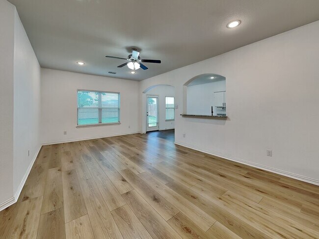 Building Photo - 1548 Woodlake Dr
