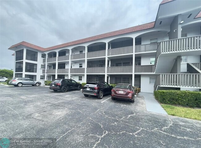 Building Photo - 651 Pine Dr