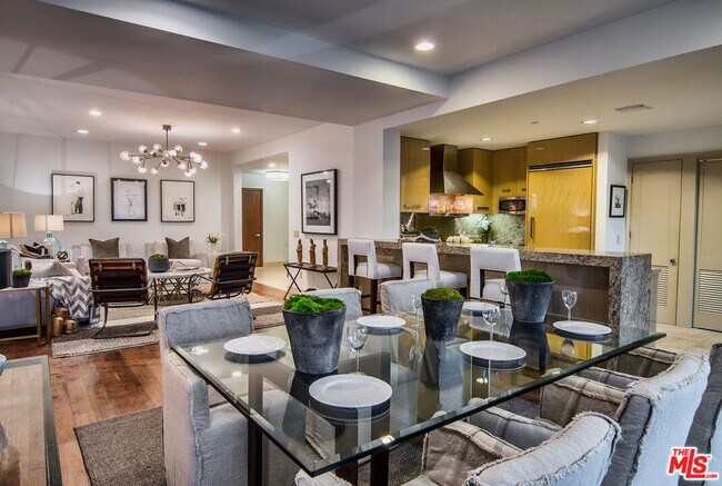 Building Photo - 447 N Doheny Dr