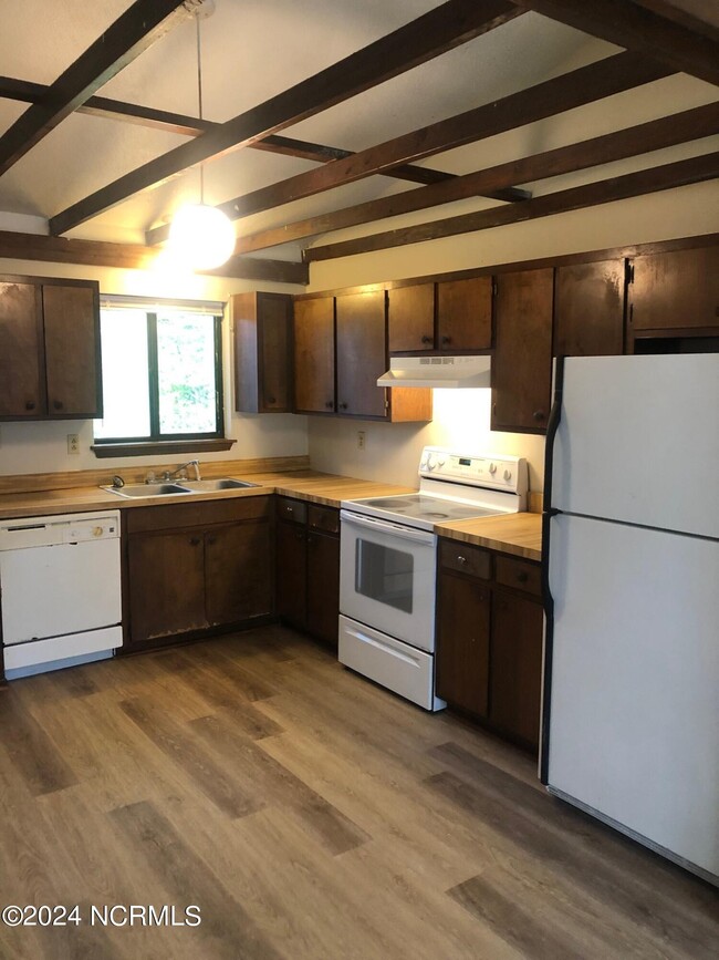 Building Photo - 202 Cedar Ridge Ln