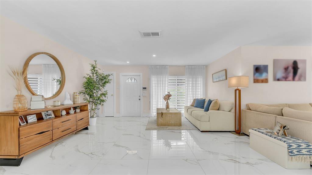 Building Photo - 8425 Southampton Dr