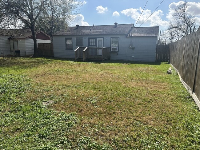 Building Photo - 11005 Muscatine St