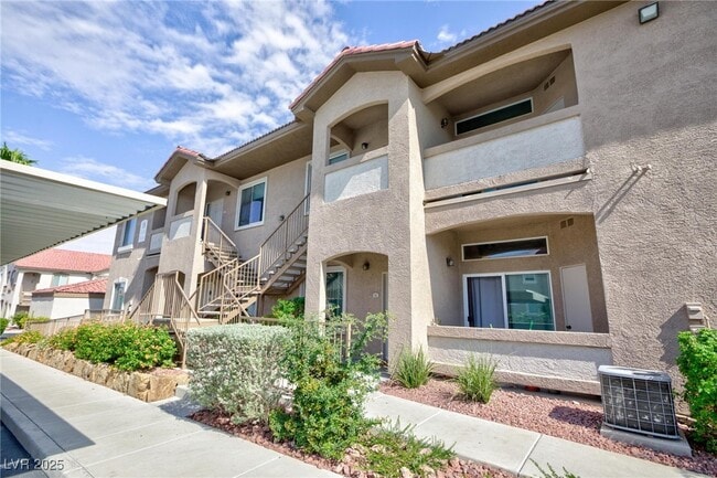 Building Photo - 2305 W Horizon Ridge Pkwy
