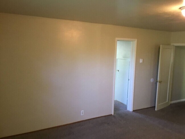 Building Photo - 5 Bedroom House in Southeast Eugene