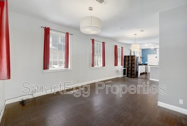 Building Photo - 920 E 51st St