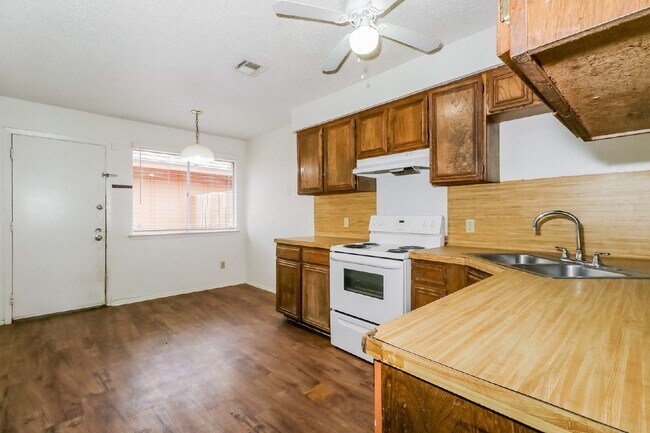 Building Photo - 323 W William Cannon Dr