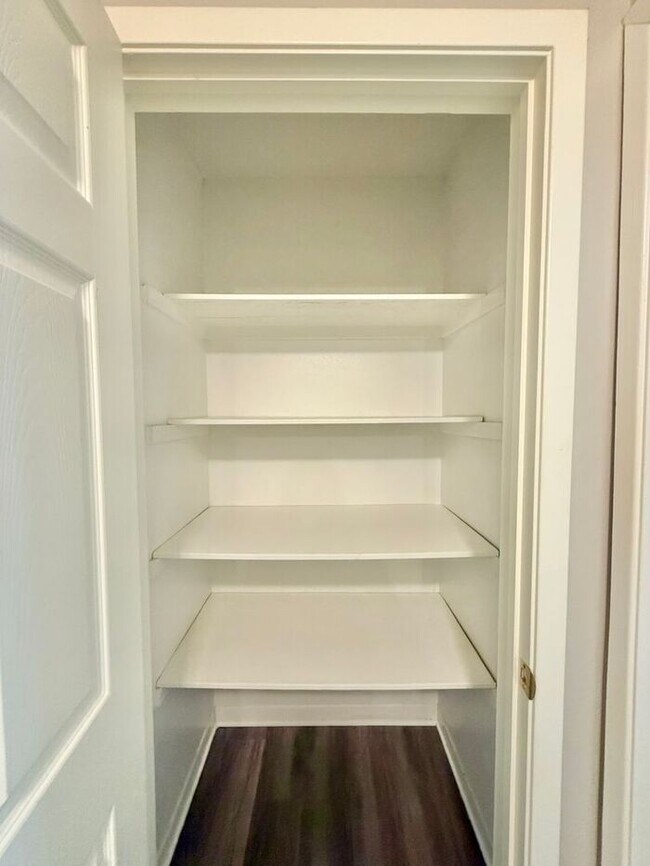 Building Photo - Tour Today! Stunning 3 Bedroom, 2 Bathroom Duplex in Tyler!