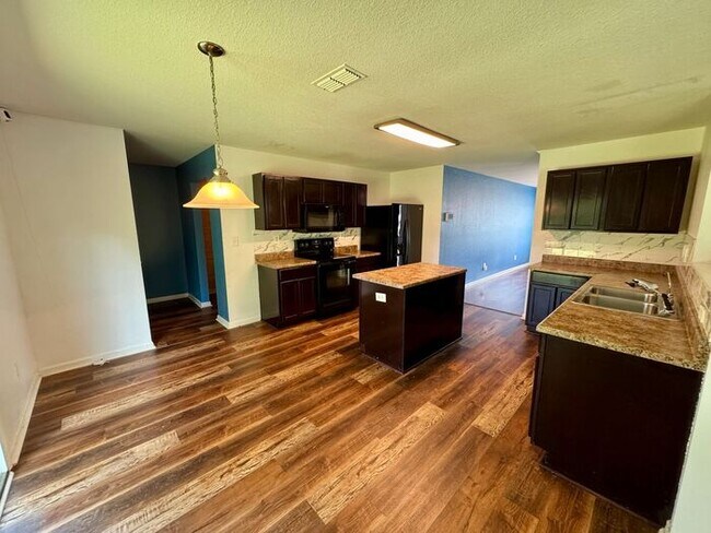 Building Photo - Over 2800 square feet!