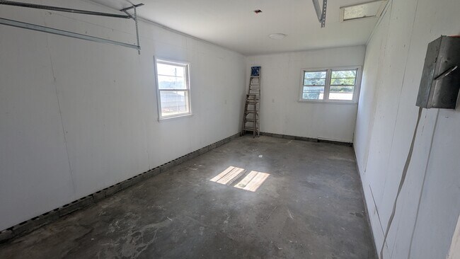 Building Photo - 2221 Millwood Dr