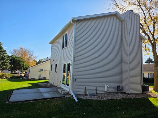 Building Photo - 878 Sky Ridge Dr