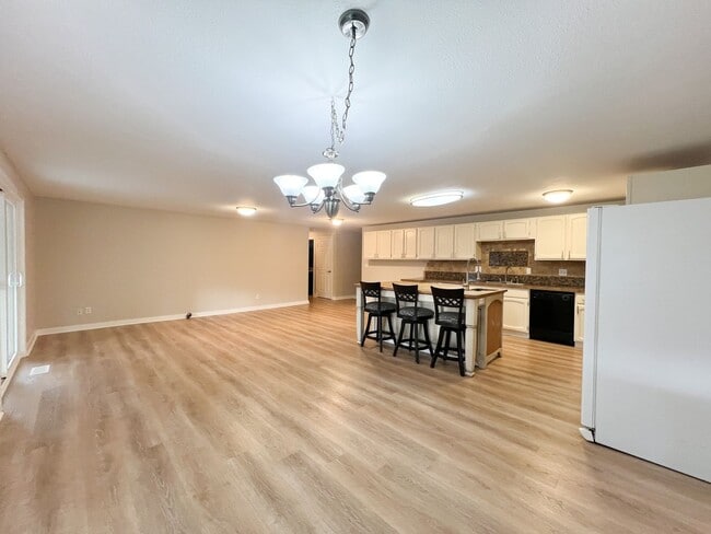 Building Photo - 3 Bedroom, 2 bath 1836 sqft House in Sunset Village