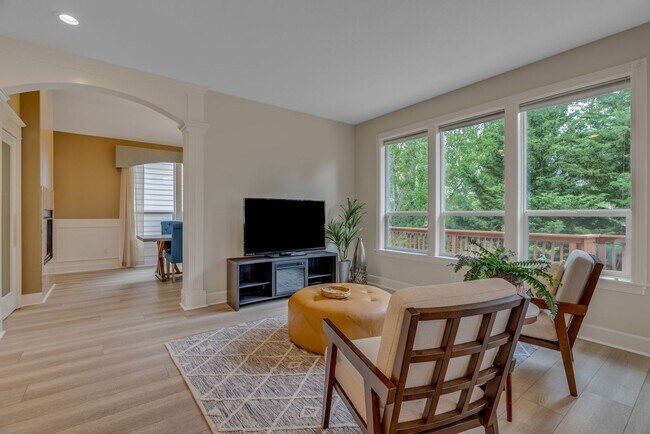 Building Photo - Stunning, spacious 4-bdrm/4-bath in Tigard. Fireplace, massive decks, next to nature