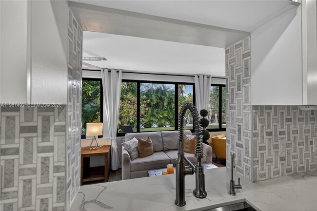 Building Photo - 371 SE 3rd St