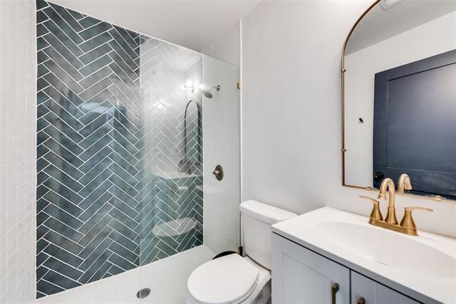 Building Photo - 228 E Oak Dr