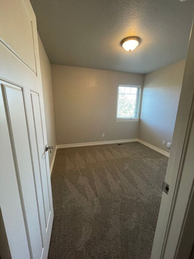 Building Photo - $300 Off 1st Month if Lease Starts by 4/10!