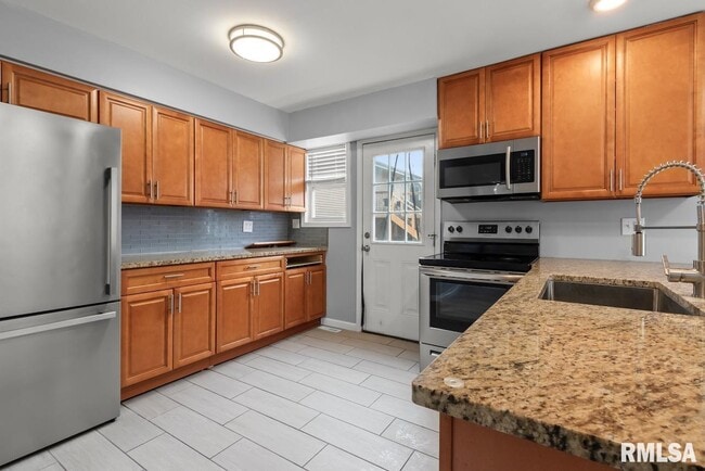 Building Photo - 2022 W Glen Ave