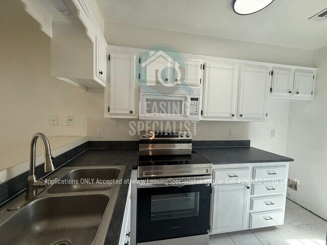 Building Photo - West Norman 2 Bed 1.5 Bath Townhouse Available for Your Immediate Move!