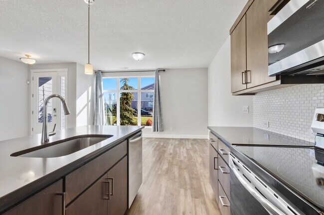 Building Photo - 7447 SE Chinquapin Dr