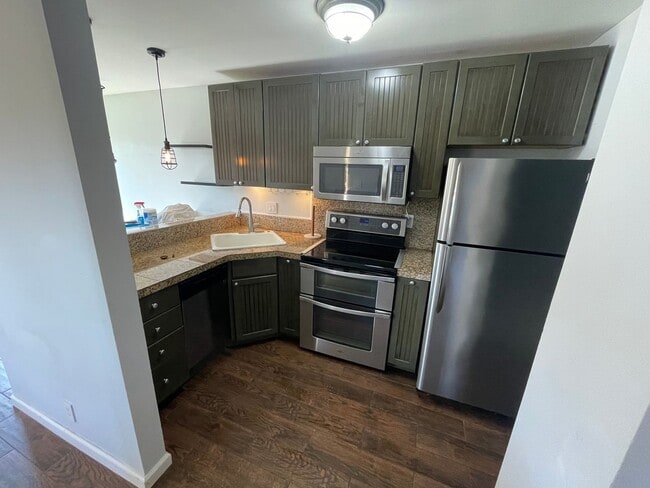 Building Photo - 2 Bed/ 1Bath Unfurnished Upgraded Ground Floor Southpointe Unit with a Yard + 2 Parking Spaces