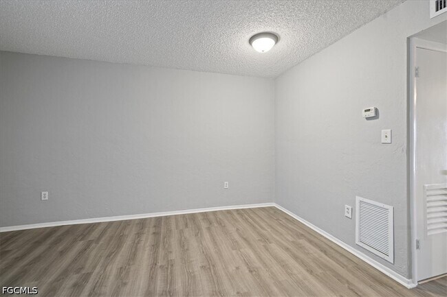 Building Photo - 4906 Victoria Dr