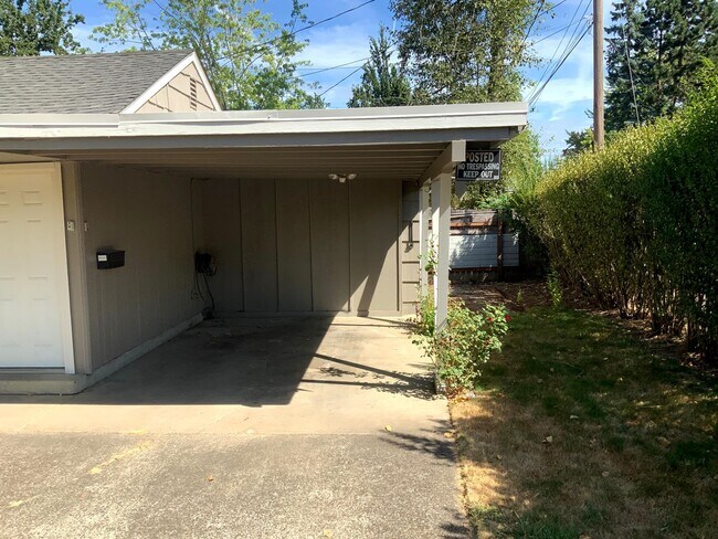 Building Photo - 2 Bedroom Duplex Near UO Campus and Downtown