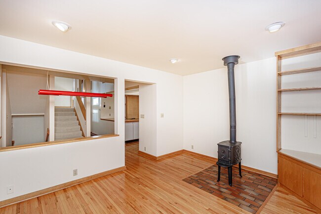 Building Photo - 1424 Bradford Dr