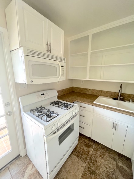 Building Photo - 666 Glenneyre St